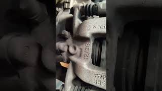 Substituição da pastilha de freio traseira do Jeep Renegade  utilizando o rastreador [upl. by Langdon]