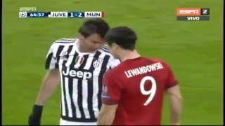 Mandzukic vs Lewandowski fight Juventus vs Bayern Munich Champions League [upl. by Creight]