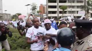 Boniface Mwangi confronts police [upl. by Imoian]