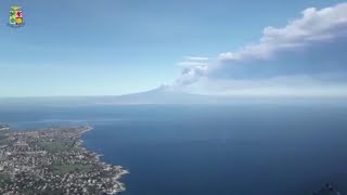 Etna il vulcano in eruzione ripreso da un aereo militare [upl. by Malim]