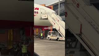 How to attach a step ladder with a widebody Aircraft dehliairport shorts trending viral funny [upl. by Gar80]