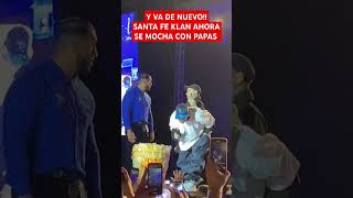 santafeklan compra papas a vendedor en pleno concierto y esto pasó chisme videoviral shorts [upl. by Padriac]