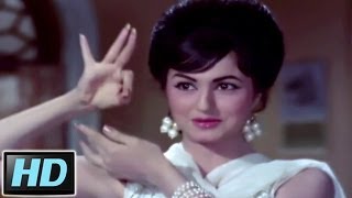 Aamdani Attanni Kharcha Rupaiya  Asha Mahendra Kapoor Teen Bahuraniyan Song [upl. by Mail619]