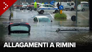 Maltempo a Rimini spiaggia invasa dallacqua e macchine intrappolate nei sottopassaggi allagati [upl. by Nevad]