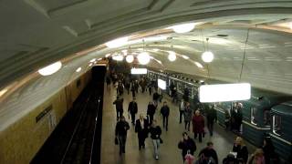 Moscow Metro  Biblioteka Imeni Lenina  Библиоте́ка и́мени Ле́нина [upl. by Everest75]