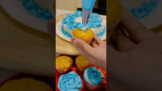 Simple amp easy cake decoration 😍 ytshort momrecipe easycakedecoration trending flowers [upl. by Yhtrod]