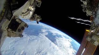 Astronautas filmam caminhada espacial com GoPro [upl. by Camarata]