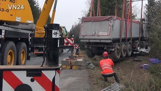 16032022  VN24  Sattelkipper wird nach Unfall aus Wald bei Rüthen geborgen [upl. by Ydnarb]