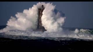 Phare du Four  vagues énormes suite à la tempête Fionn [upl. by Christina]