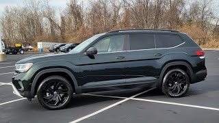 Quick look inside a 2022 VW Atlas in Racing Green Metallic with Mauro Brown interior [upl. by Acie254]