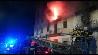 Un aparatoso incendio arrasa dos plantas de un edificio abandonado de la calle Alta de Santander [upl. by Yekcin]