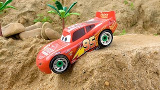 Coche Rayo Mcqueen supera obstáculos en la pista  Colección de vídeos de coches de juguete [upl. by Alesram335]