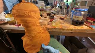 LIVE 🎻📽 Top quality violin in the varnishing process 💫🪶 Pernice [upl. by Newmark]