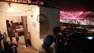 O Rio entre protestos festas de rua e camarotes na laje [upl. by Yrmac]