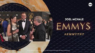 Joel McHale en la Alfombra de los EMMYs® 2023 [upl. by Hplar770]