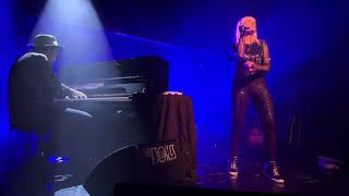 Metric « Gimme Sympathy » acoustic version Les Étoiles 19102023 Paris France [upl. by Padraic]