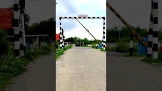 Closing of level crossing before coming train🙂levelcrossing close railwaysytshortsshyamhembram [upl. by Naved]