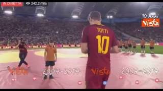 Totti si toglie la fascia di Capitano della Roma e la regala a un bimbo [upl. by Saffian]