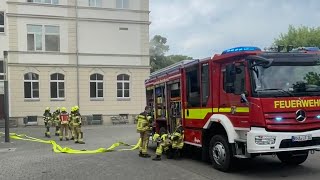 ankommende FFler ausrücken Freiwillige Feuerwehr Borna Feuer in Gymnasium [upl. by Yelnikcm]