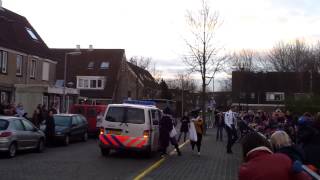 Piet Op Het Dak 🙈 Politie 🚔 komt met Sinterklaas🤠🥳 KjH4Mediacom [upl. by Aneres281]