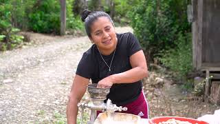 Haciendo harina de plátano para prepara una colada al estilo de Doña Viky [upl. by Anidene]