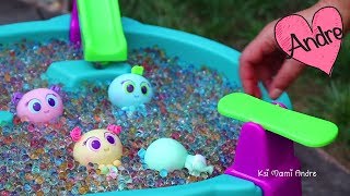 Super Mami Andre baña a Mikromeritos en piscina de Orbeez  Jugando con bebes de juguete [upl. by Goodman543]