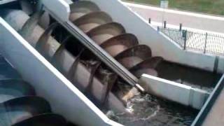 Huge Archimedes screw pump at work in Kinderdijk [upl. by Moritz]