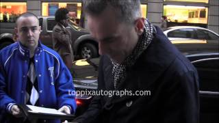 Daniel DayLewis  Signing Autographs at the Lincoln Q amp A in NYC [upl. by Llednor]