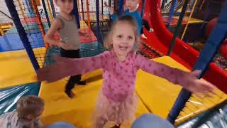 Spelen bij de indoor speeltuin funzone subscribe love family [upl. by Leiruh]