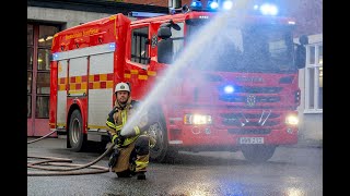 Barnens Blåljuskanal besöker Farsta Brandstation och får se hur en brandbil fungerar [upl. by Nerret]