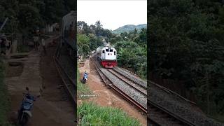 Akselerasi lokomotif cc201 77 21 menarik Ka Commuter Line Garut keretaapi [upl. by Rasecoiluj]