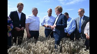 Visite de Marc Fesneau à Sainville EureetLoir pour constater la moisson catastrophique [upl. by Philan]