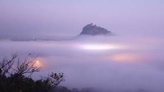 Riverbero delle luci nella densa foschia sotto la Rocca di Monselice [upl. by Emirak]