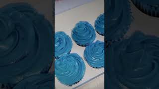 Max gives the cupcakes 90’s celebrity names2brokegirls shorts funny viralvideo [upl. by Eca331]