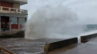 Grandes marées SaintMalo Jeudi 23 Mars 2023  coefficient 110  huge waves  high tides [upl. by Puritan]