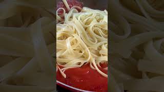 Tagliatelli com passata e mussarela [upl. by Sremlahc]