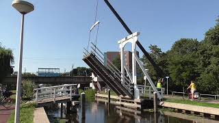 Brugopening Oranjebrug Nieuwerkerk ad IJssel Ophaalbrug Drawbridge Pont Levis Klappbrücke [upl. by Lunette309]