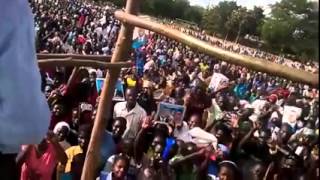 Kizza Besigye dances to Towa Basi yako in Arua [upl. by Martynne]