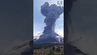 ¡Insólito Exhiben videos del Popocatépetl lanzando piedras del tamaño de automóviles short [upl. by Yhcir108]