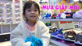 Hai chị em đi xem phim và mua giầy mới cho Quỳnh An nè 💎 AnAn ToysReview TV 💎 [upl. by Carolin]