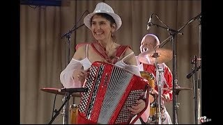 Des Portugaises à Sablé par Angélique et ses musicos [upl. by Leffert650]