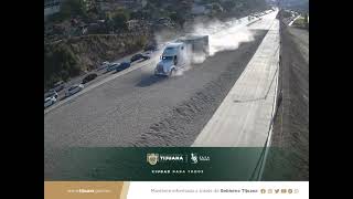 En Vivo Tráiler sin frenos en rampa de emergencia Blvd Rosas Magallón Tijuana [upl. by Capps484]