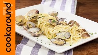 Spaghetti alle vongole in bianco  Ricetta di pesce [upl. by Atinel]