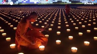 Thailandia i monaci buddisti accendono le candele per il Visakha Bucha Day [upl. by Theda]