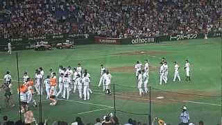 2012921リーグ優勝決定試合巨人ｖｓヤクルト 万歳三唱・闘魂こめて大合唱 [upl. by Atiluj]