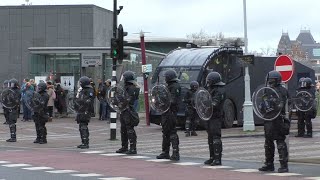 Ongeregeldheden bij Corona demonstratie  Mobiele eenheid voert charges uit  Museumplein Amsterdam [upl. by Enelloc]