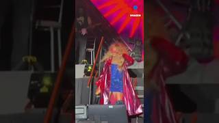 PaulinaRubio se MOLESTA con su staff de SONIDO en pleno concierto  Shorts SaleELSol [upl. by Isa]