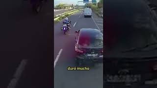 Conductor Imprudente Recibe una Lección en Plena Autopista [upl. by Nnylirret129]