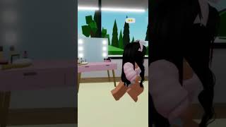 Estce que tu m’as acheté un cadeau mamie 😭 shorts roblox [upl. by Atekram315]