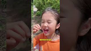 Eating mulberries will cause diarrhea Funny daily life of cute kids Lets find the feeling of [upl. by Sharline543]